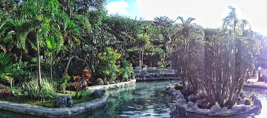 Various plants, shrubs and trees can be seen and touched. 